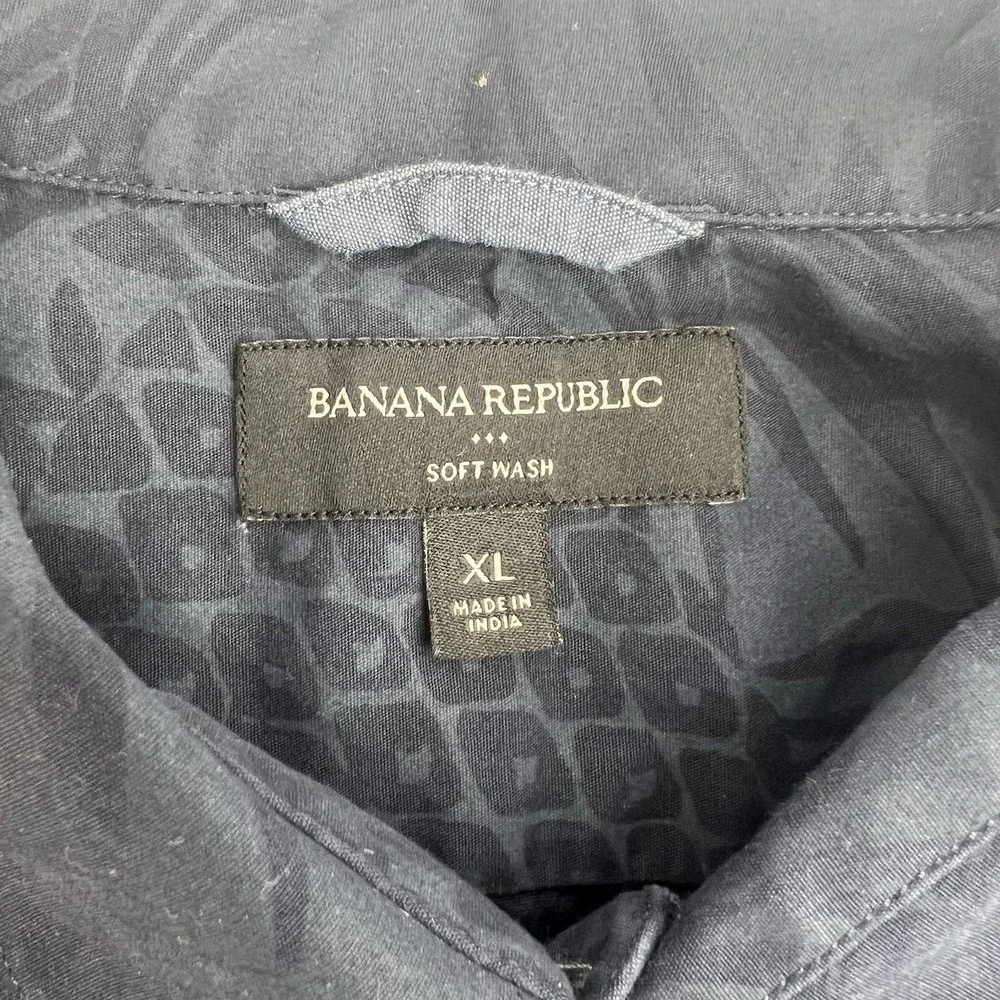 Banana Republic mens XL button-up shirt, subtle pineapple pattern